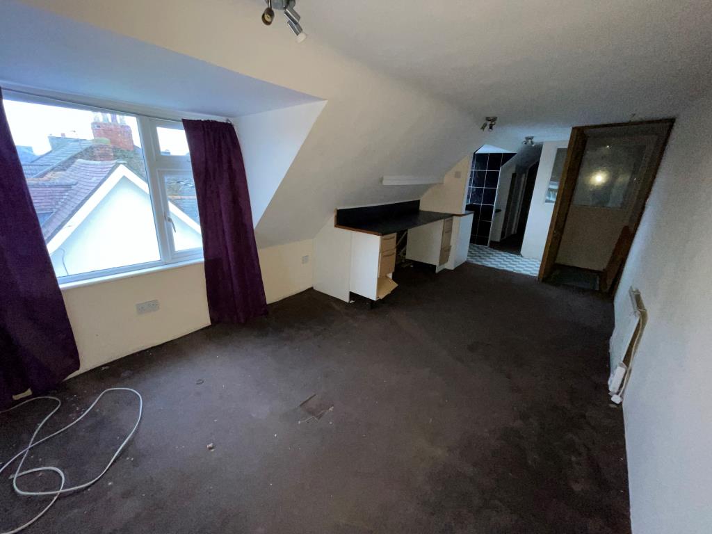 Lot: 57 - FLAT FOR REFURBISHMENT/COMPLETION - Top floor living room